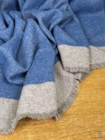 Schurwolldecke FineSoftFish friesisch-blau mit Wattgrau – Bild 3